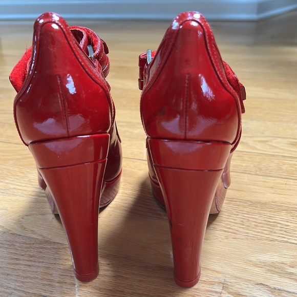 DKNY size 8. Beautiful shoes. I only wore once.Made in Italy. - Picture 4 of 8